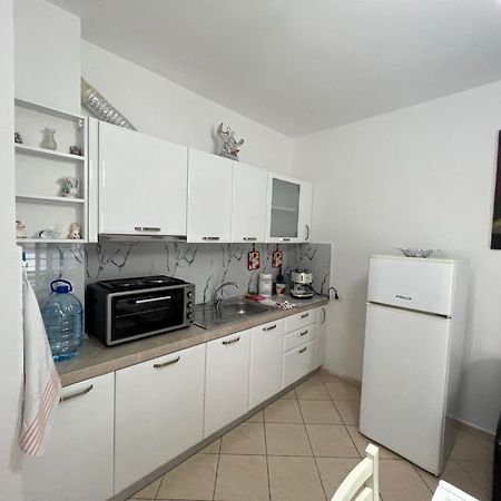Vivi La Tua Vacanza Con L'Appartamento 1 Di Ervin! Enjoy Your Holiday With Ervin'S Apartment 1! Vlorë Exterior foto